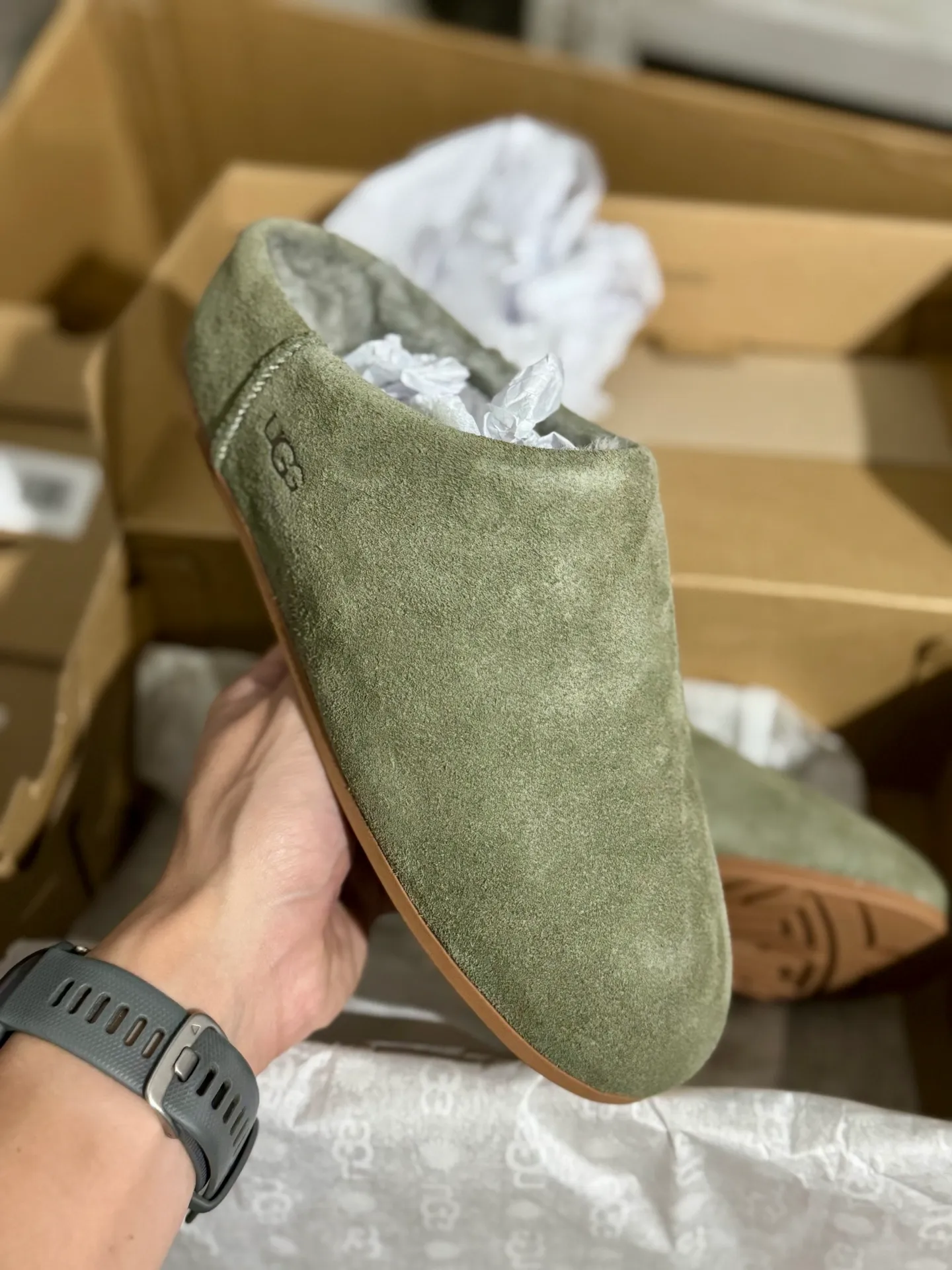 Self-pickup 💰440 Guangzhou original grade ❗️UGG Elea Slip-On Thin slip-on 1171390 Indoor slip-on lazy shoes Independent original development outsole Cashmere insole Keep warm in winter Shoe body material Water-repellent coated suede upper 17mm UGGPURE implanted wool insole Lightweight non-slip comfortable rubber outsole Full package # Size: 35 36 37 38 39 40